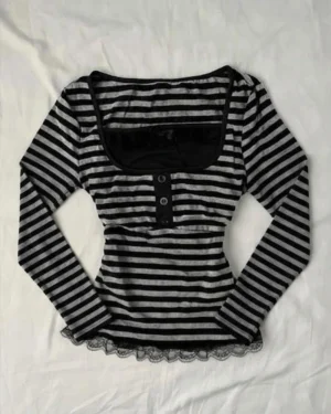 siyah-gri-cizgili-dugme-detayli-dantel-b7-bd4 Black & Gray Striped Long Sleeve Crop